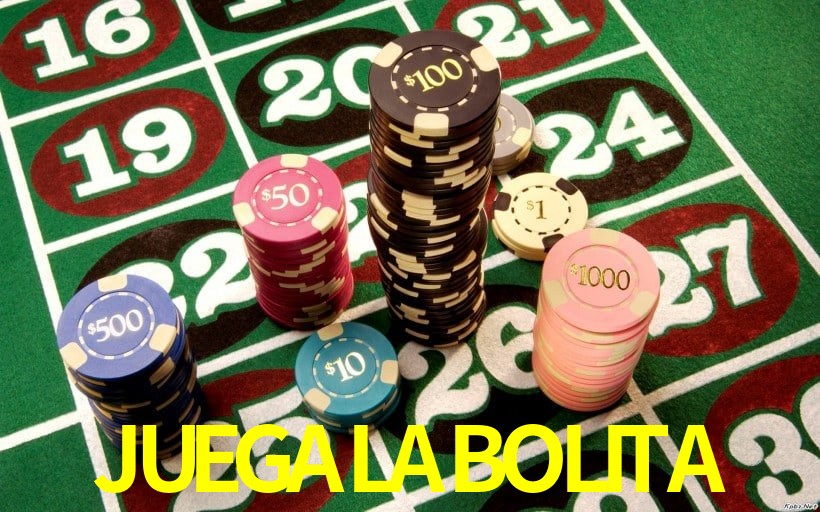 Escena dinámica inspirada en casino con iluminación JUEGALABOLITA, cartas, fichas e íconos de juegos digitales en un espacio moderno de juegos.